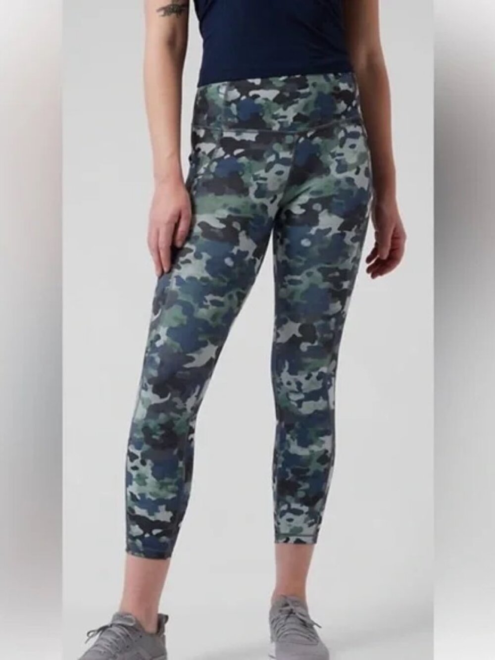 Athleta Sz M Ultimate Stash Tight Leggings Cloud‎ Camo Pockets Pull On Stretch